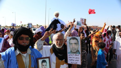 Saharauis piden en la ciudad de El Aaiún, en 2007, la libertad de los presos políticos