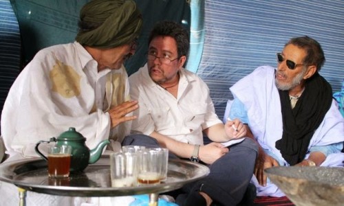 El abogado Manuel Ollé con Abubekeren Ben-Nani Abdalame, a su derecha, también víctimas de los bombardeos marroquíes. / Gabriela Sánchez.