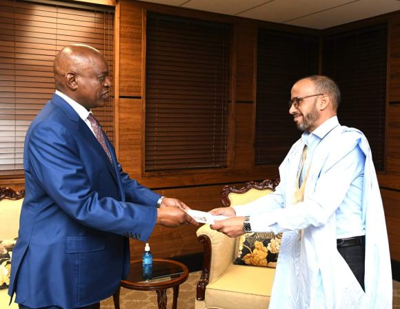 El Embajador Designado de la República Árabe Saharaui Democrática, Bah El Mad Abdellah, presenta sus Cartas Credenciales a Su Excelencia Dr. Mokgweetsi E.K Masisi.